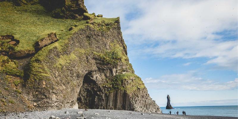 盐城背景墙装修新风向：岩板、木格栅、微水泥三大趋势解析与本地成本指南